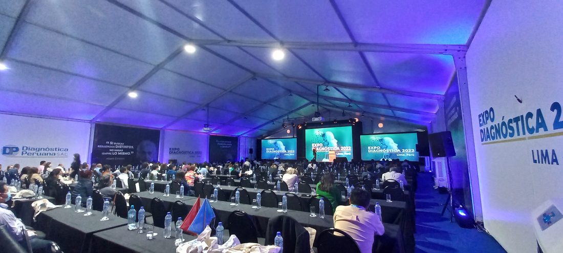 Congreso institucional con cientos de asistentes